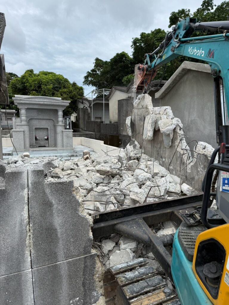 墓の解体作業
